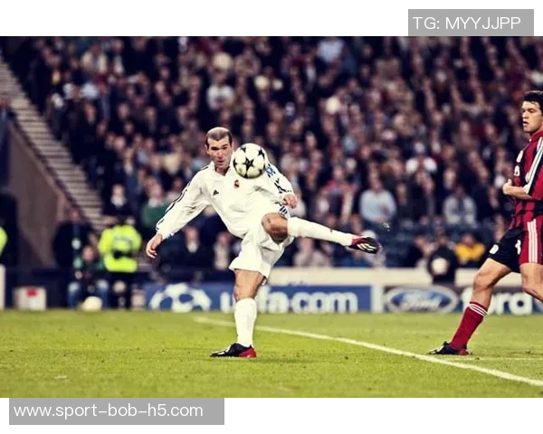 齐达内谈完美球员标准强调左右脚视野头球能力与C罗大罗进球天赋 齐达内谈完美球员标准强调左右脚视野头球能力与C罗大罗进球天赋